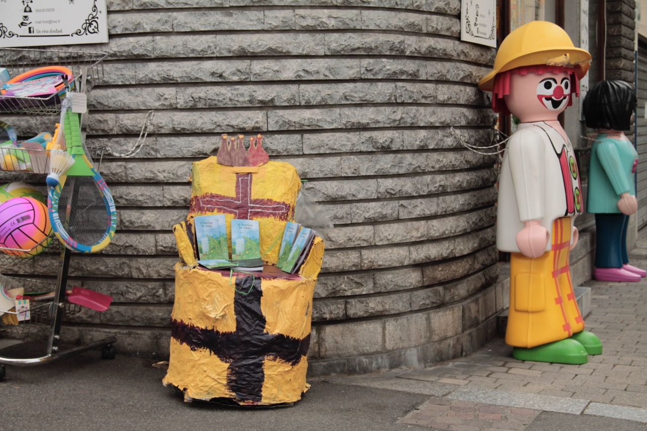 Des jeunes, des chaises, des livres