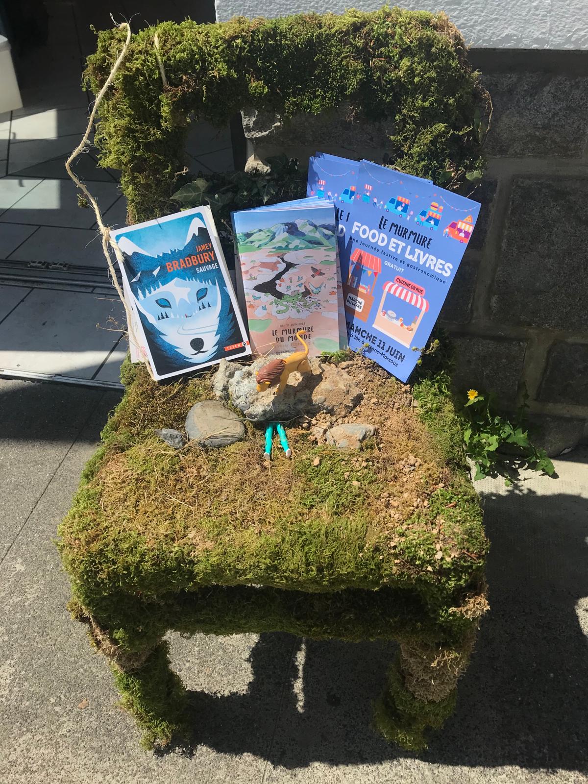 Des chaises des livres par ©Justine