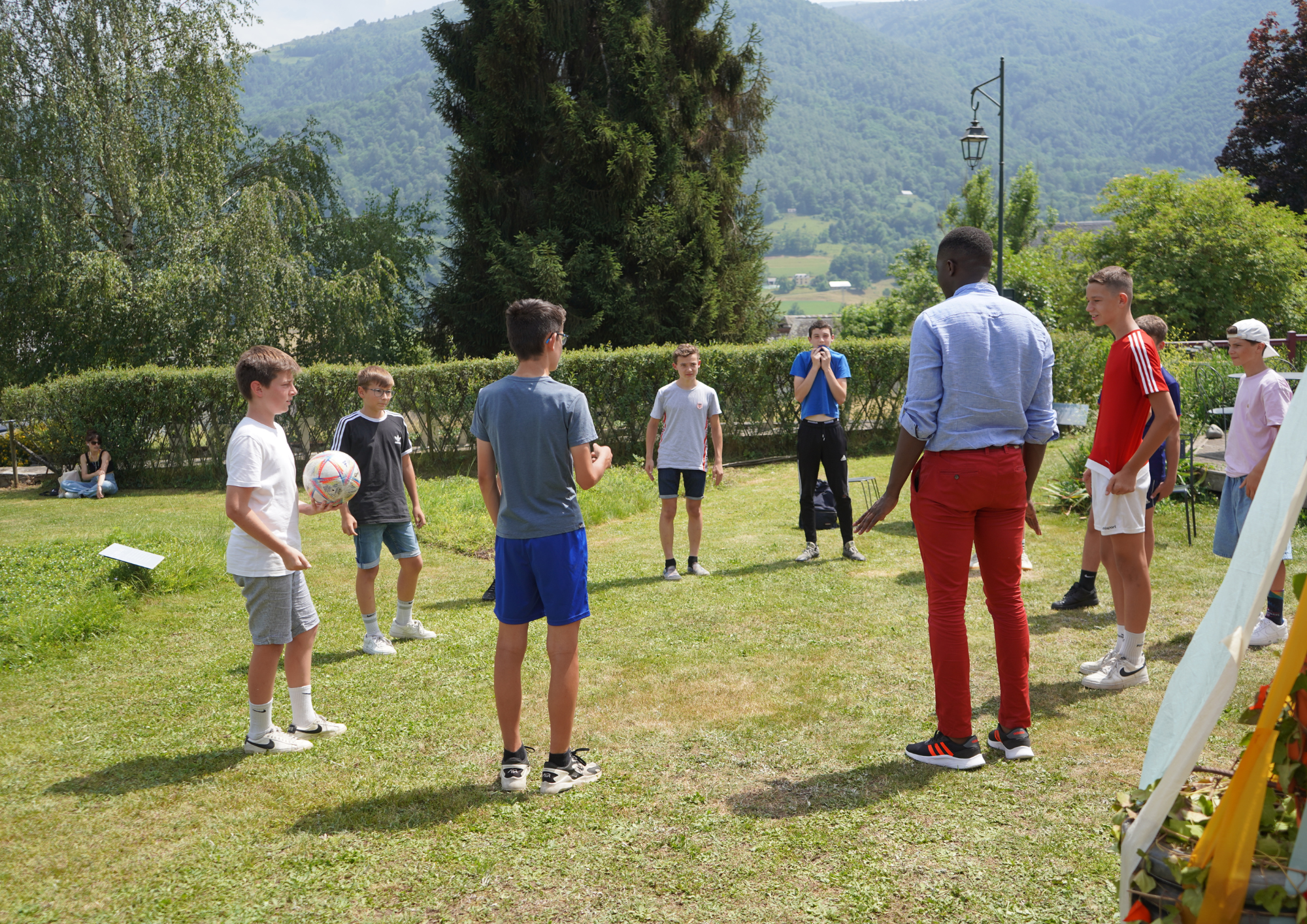 Jouer au foot avec le Prix Goncourt Mbougar Sarr au Festival Le murmure du monde 2022